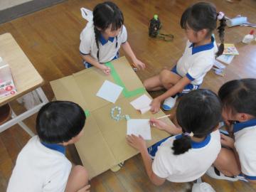教室内で、グループでおもちゃを考えている児童たちの様子