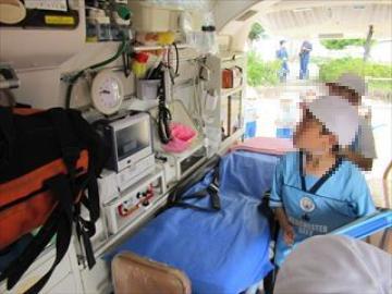 救急車の中を見せていただく様子