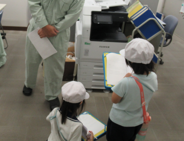 児童が水道局で話を聞いている写真