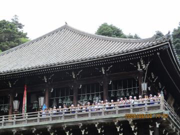 児童が東大寺二月堂を見学している様子