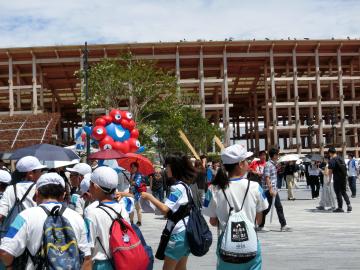 6年生が修学旅行で万博会場に到着したところ
