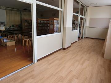図書室前の廊下にも拡張された様子