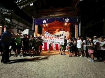 地元の夏祭りでカラオケ大会に参加した児童たちの様子