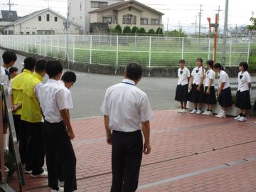 あいさつ運動に加わる立候補者の様子