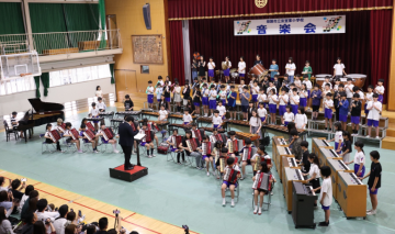 児童が音楽会で演奏している様子