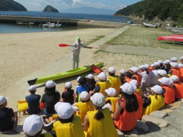 カヤックのこぎ方を学ぶ5年生