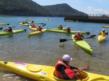カヤックで海に漕ぎ出す5年生