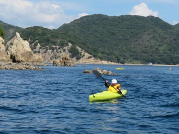 カヤックで小島を1周する5年生