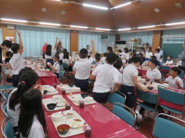 夕食でおかわりじゃんけんをする5年生