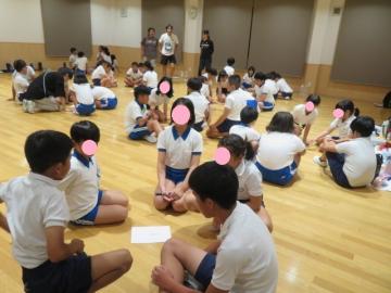 2校交流会をする5年生
