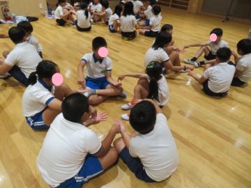 2校交流会でゲームをする5年生