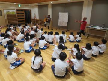 交流会でうたってもりあがる5年生
