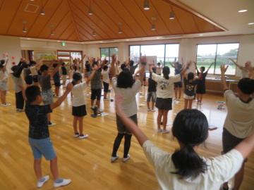 朝の集いでラジオ体操をする5年生