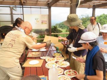 ピザ窯の順番待ちをする5年生