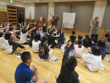 2校交流会でうたう5年生
