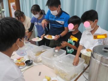 朝食の配膳をする食事係