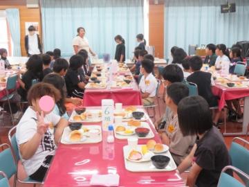 3日目の朝食を食べる5年生