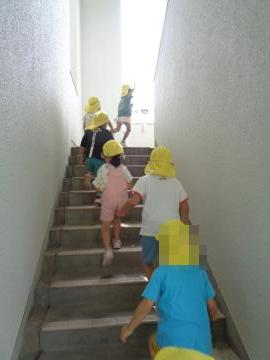 避難するために1列に並んで中学校の階段を上りました