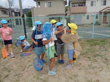トンボを捕まえようと虫取り網を持っているところ