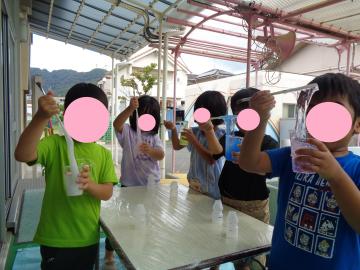 園児がつくったスライムを伸ばして遊んでいるところ