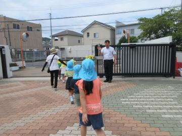 避難訓練を終えて中学校から出ました