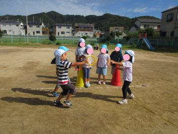 5歳児がチームに分かれてリレー遊びをしているところ
