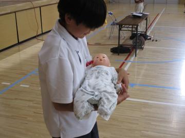 赤ちゃん抱っこ体験をする生徒の様子