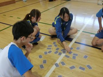 生徒が神経衰弱をしているようす