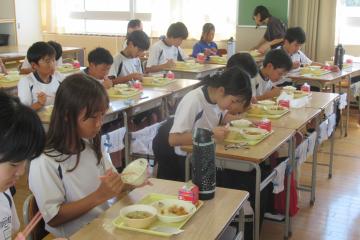 6年生が給食を食べている写真