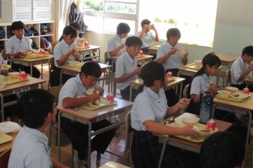 7年生が給食を食べている様子