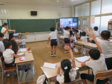 古知小学校クイズで盛り上がる3年生