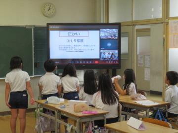 前之庄小学校クイズを出題する3年生