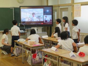 互いに質問し合う3年生