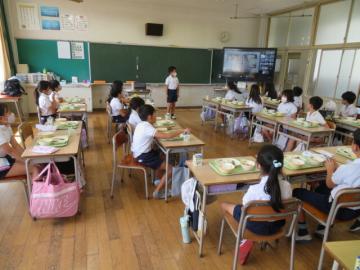 3年生が給食のあいさつをする様子