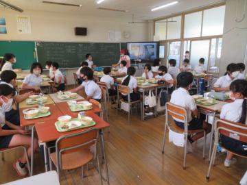 6年生が給食を食べるようす
