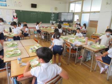 2年生が給食の配膳をする様子
