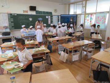 1年生が給食を配膳するようす