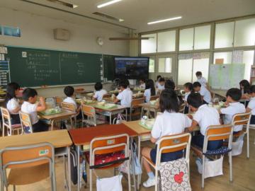 4年生がオンライン食育指導を視聴するようす