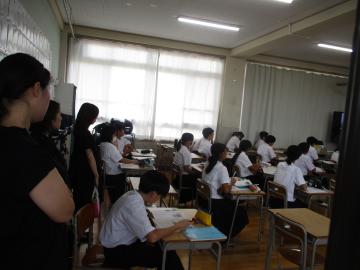 授業を参観する保護者の様子