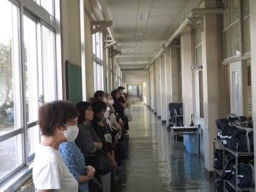 廊下から授業を参観する保護者