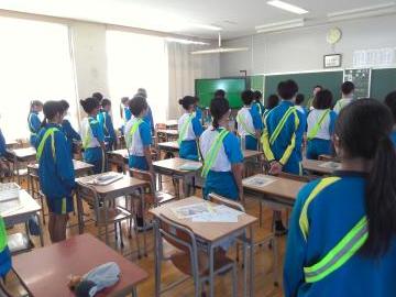 帰りのあいさつでタスキがついている生徒の様子