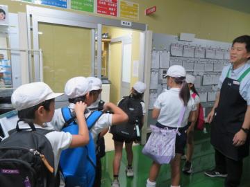 発注室の見学をする5年生