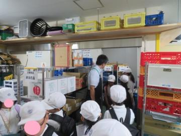 冷蔵庫の見学をする3年生