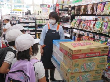 店員の方にインタビューする3年生その1