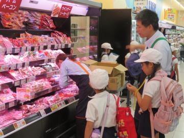 店員さんにインタビューする3年生その3