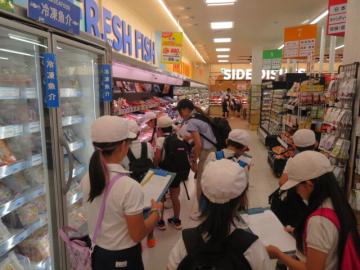 インタビューする店員さんをさがす3年生
