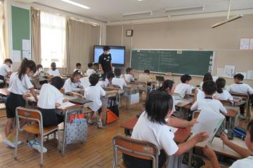 総合の授業でペアトークをしている様子