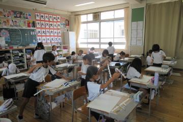 各自で考えた額縁シールを作製している様子