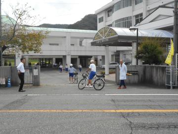 自転車通学生が、正門に到着したときの様子