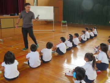 けいさつ手帳を見せてもらう1年生